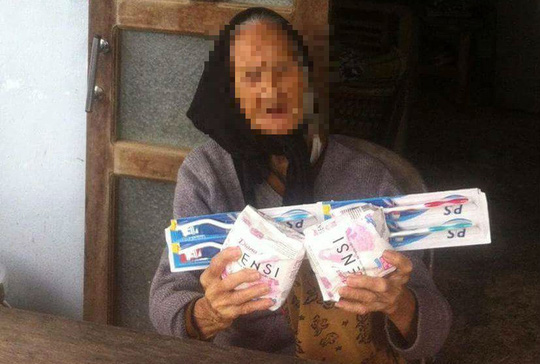 Thực hư vụ cụ bà nhận quà cứu trợ là băng vệ sinh