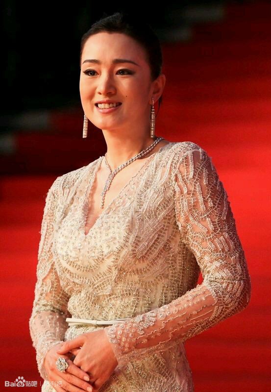 Quyền lực thật sự của Củng Lợi: Khi chụp ảnh, các sao lớn đều phải dạt sang hai bên