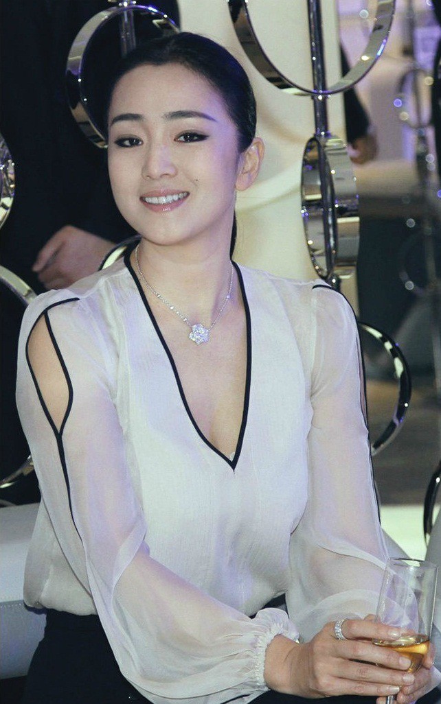 Quyền lực thật sự của Củng Lợi: Khi chụp ảnh, các sao lớn đều phải dạt sang hai bên