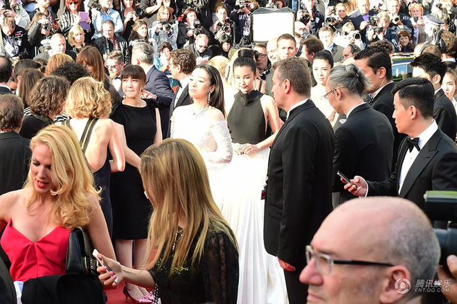 Quyền lực thật sự của Củng Lợi: Khi chụp ảnh, các sao lớn đều phải dạt sang hai bên