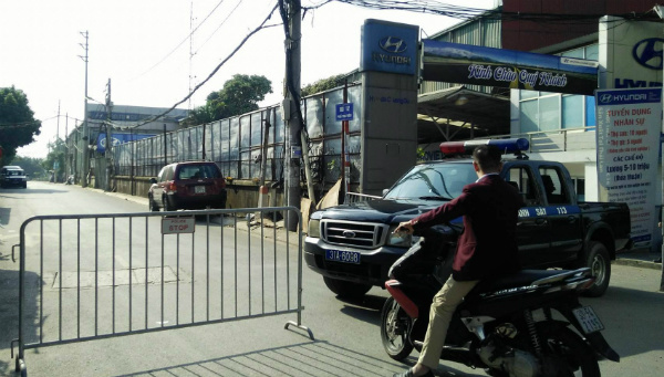 Quả bom dưới cầu Long Biên được cẩu lên bờ Quả bom dưới cầu Long Biên được cẩu lên bờ