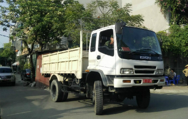 Quả bom dưới cầu Long Biên được cẩu lên bờ Quả bom dưới cầu Long Biên được cẩu lên bờ