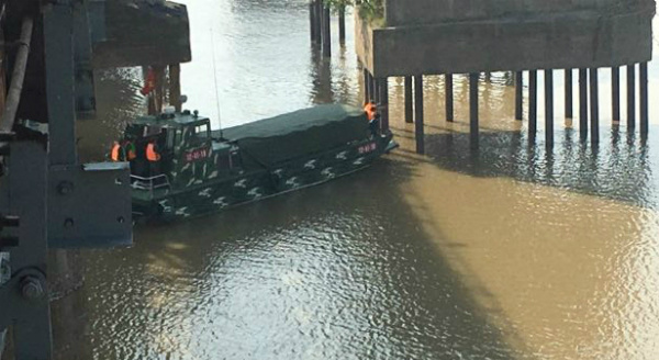 Quả bom dưới cầu Long Biên được cẩu lên bờ