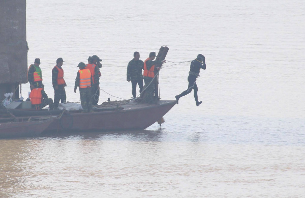 Quả bom dưới cầu Long Biên được cẩu lên bờ