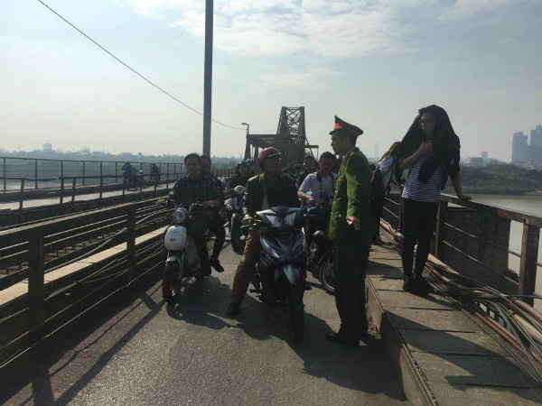 Quả bom dưới cầu Long Biên được cẩu lên bờ Quả bom dưới cầu Long Biên được cẩu lên bờ