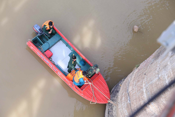 Quả bom dưới cầu Long Biên được cẩu lên bờ