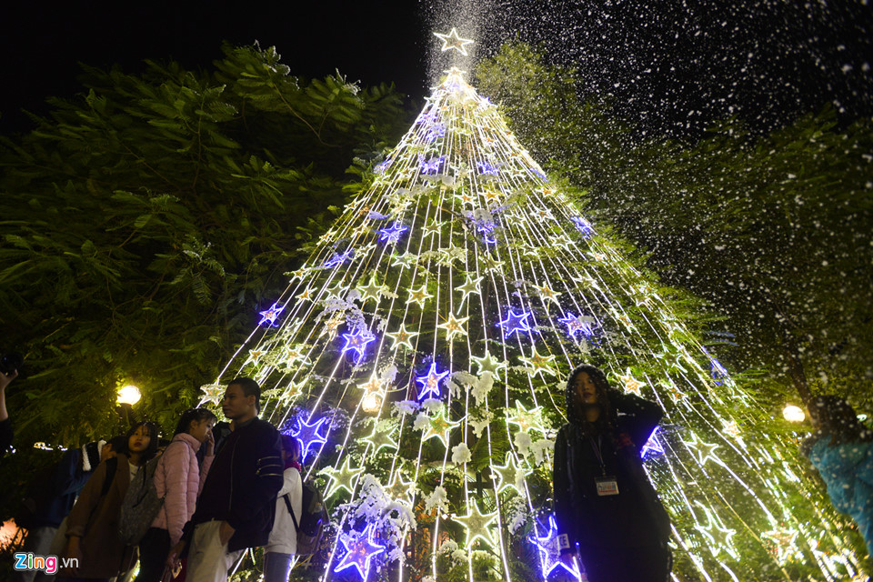 Nam thanh nữ tú đùa vui với tuyết nhân tạo như thật đầu đông