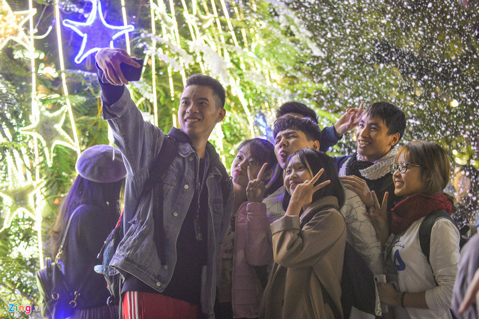 Nam thanh nữ tú đùa vui với tuyết nhân tạo như thật đầu đông