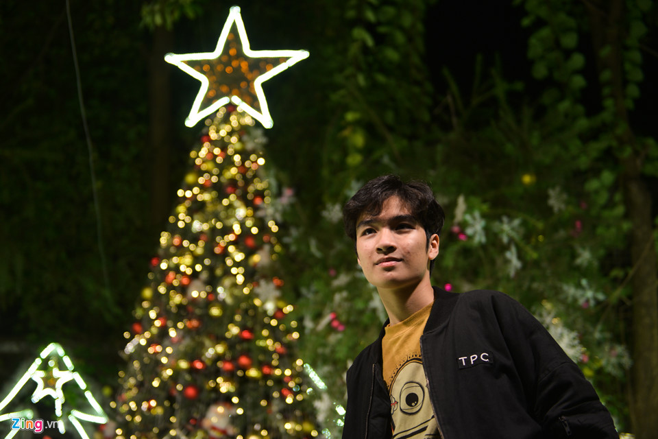 Nam thanh nữ tú đùa vui với tuyết nhân tạo như thật đầu đông