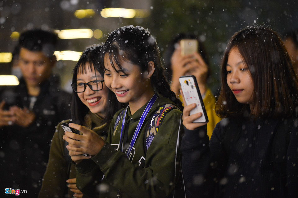 Nam thanh nữ tú đùa vui với tuyết nhân tạo như thật đầu đông
