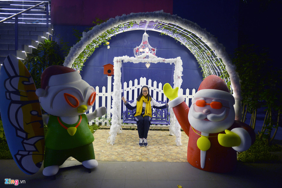 Nam thanh nữ tú đùa vui với tuyết nhân tạo như thật đầu đông