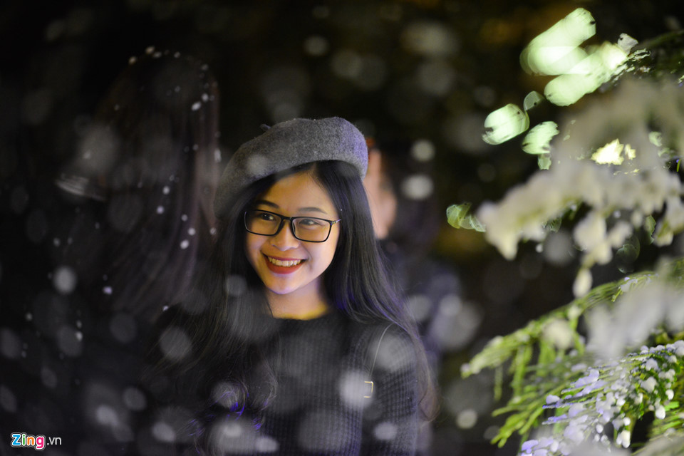 Nam thanh nữ tú đùa vui với tuyết nhân tạo như thật đầu đông