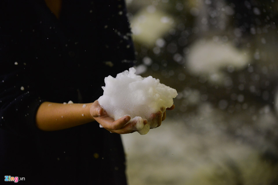 Nam thanh nữ tú đùa vui với tuyết nhân tạo như thật đầu đông