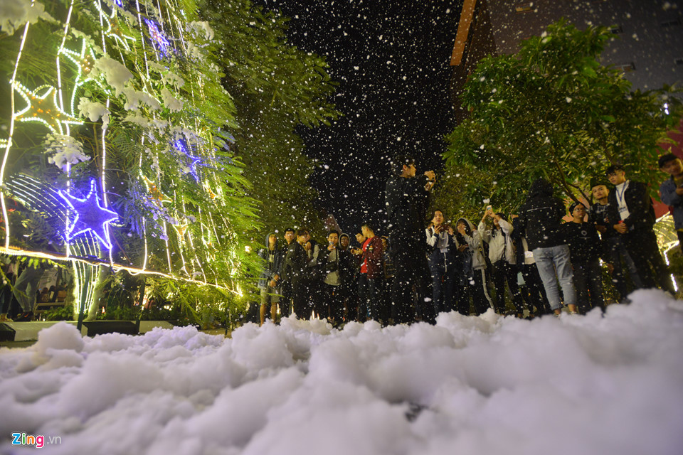 Nam thanh nữ tú đùa vui với tuyết nhân tạo như thật đầu đông