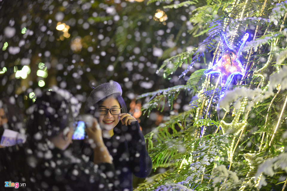 Nam thanh nữ tú đùa vui với tuyết nhân tạo như thật đầu đông