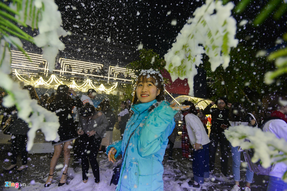 Nam thanh nữ tú đùa vui với tuyết nhân tạo như thật đầu đông