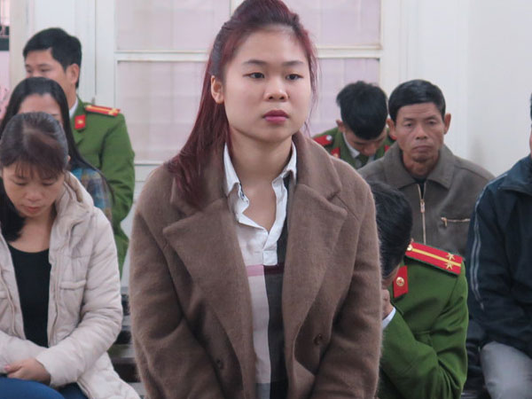 Cô gái giết người yêu cười cợt ở tòa khi khai báo