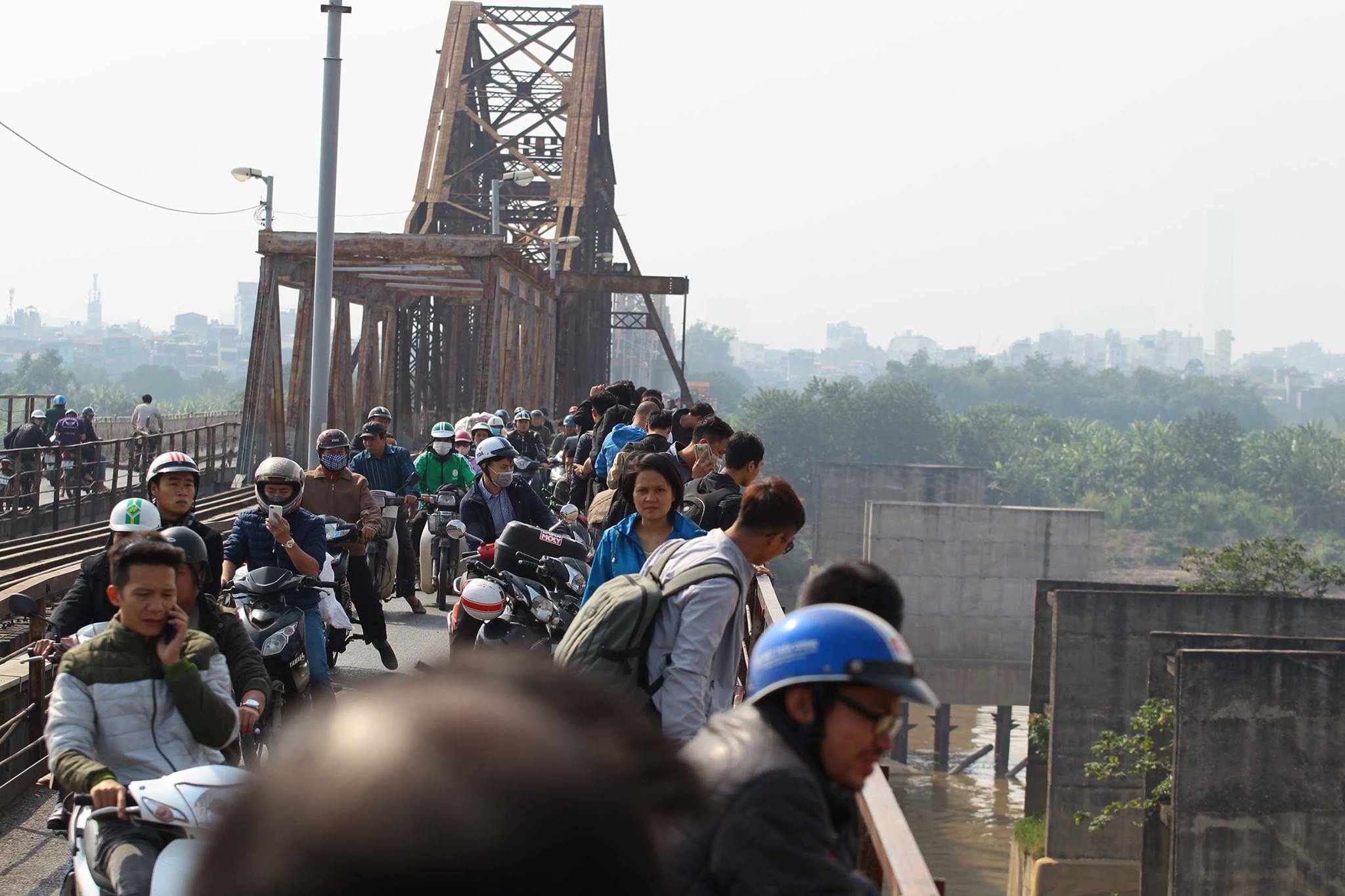 Dân Thủ đô chen chân lên cầu Long Biên xem gỡ bom