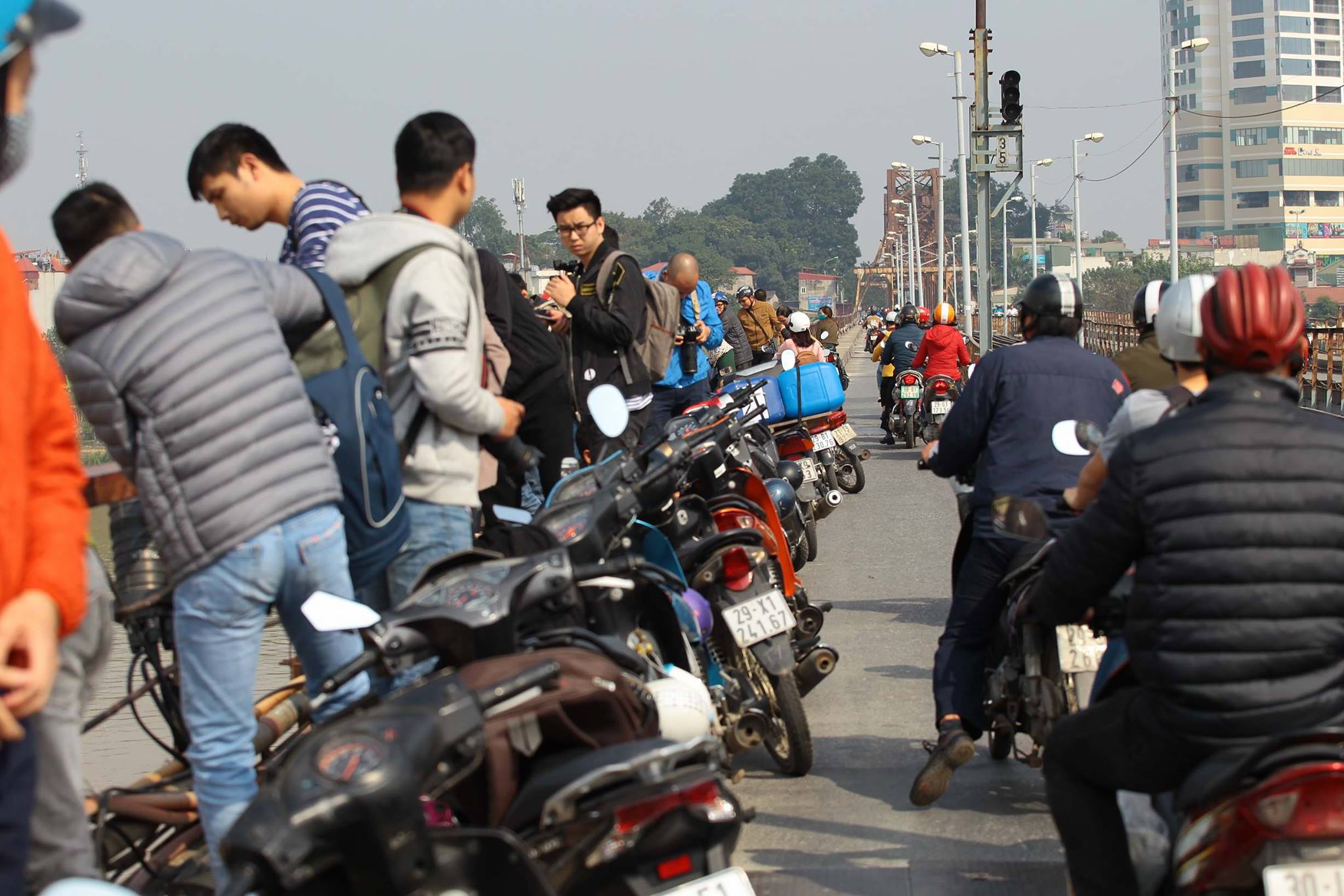 Dân Thủ đô chen chân lên cầu Long Biên xem gỡ bom