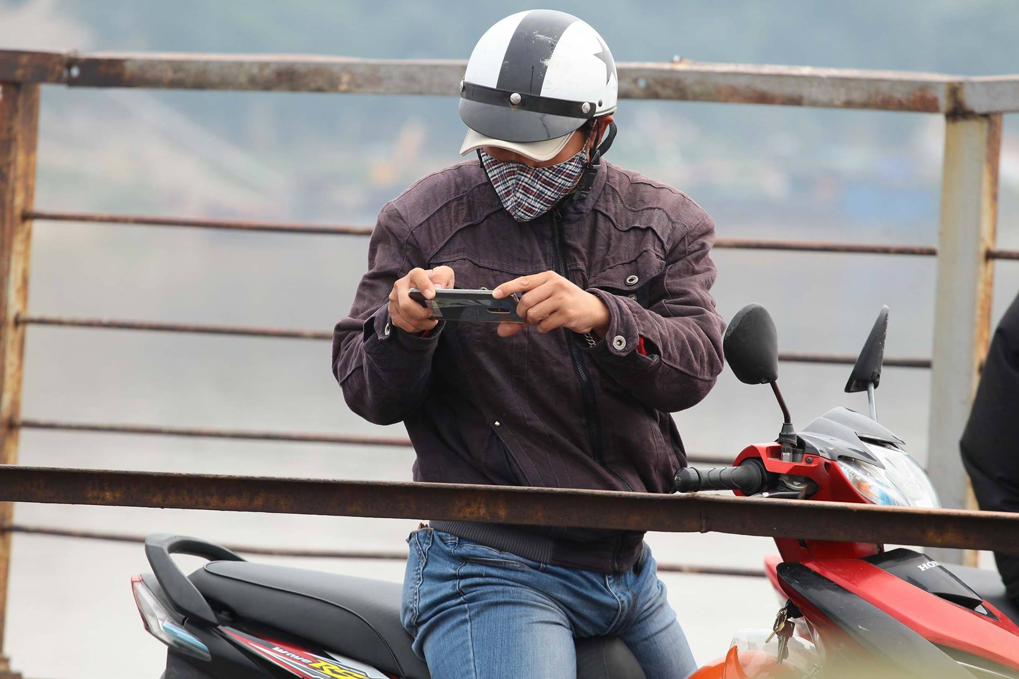 Dân Thủ đô chen chân lên cầu Long Biên xem gỡ bom