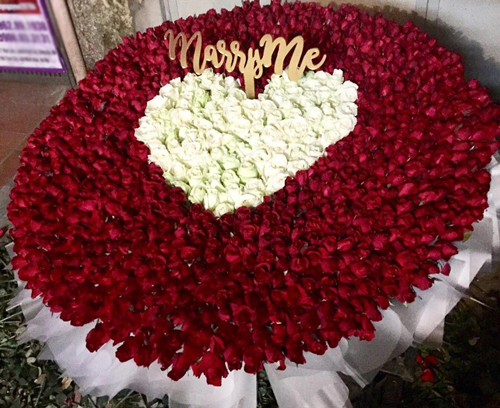 Bó hồng cầu hôn phải dùng xe tải chở của chàng trai Hà Nội