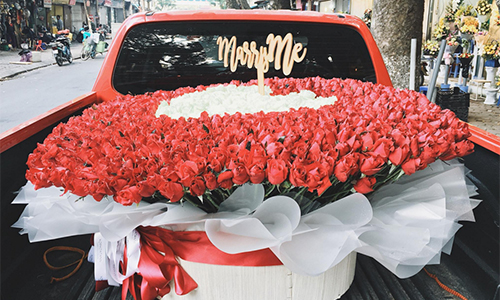 Bó hồng cầu hôn phải dùng xe tải chở của chàng trai Hà Nội