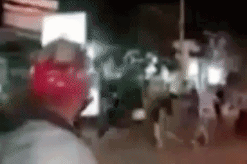 Hàng chục thanh niên lao vào chém nhau giữa đường