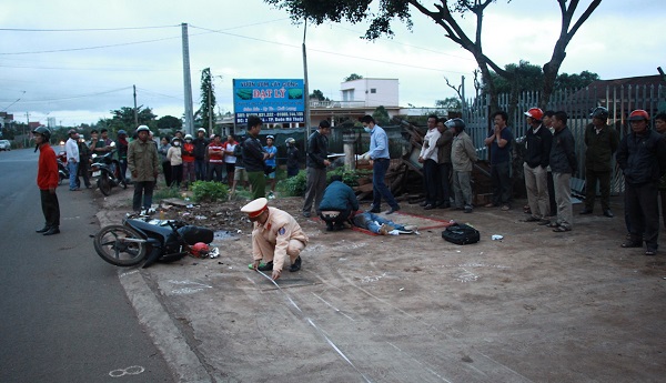 2 thanh niên ngã xe chết bên đường lúc rạng sáng