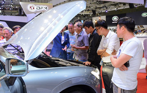 Mua ô tô với giá cao, người Việt vẫn thiệt đủ đường