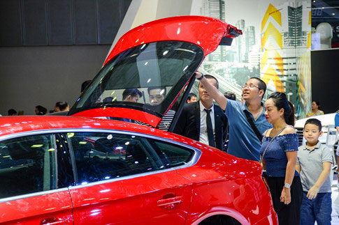 Mua ô tô với giá cao, người Việt vẫn thiệt đủ đường