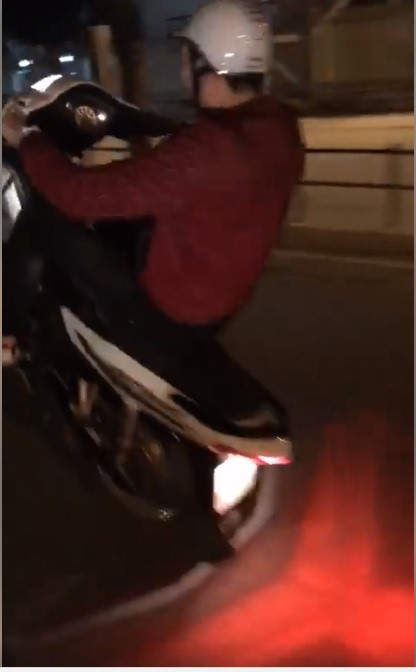 Diễn viên Người phán xử bốc đầu xe máy, chửi bậy giữa phố