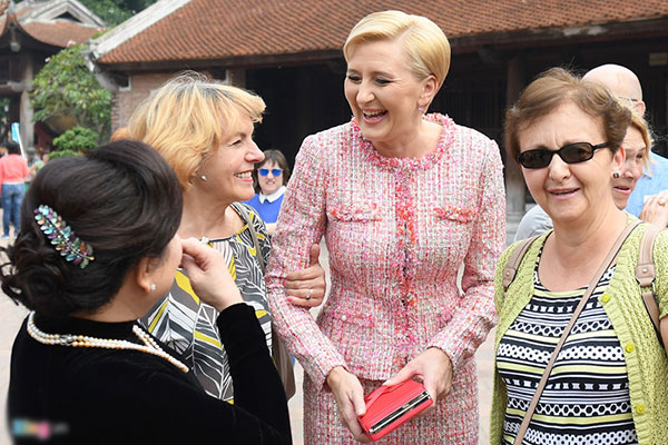 Phu nhân tổng thống Ba Lan đội nón quai thao, đánh trống tại Văn Miếu