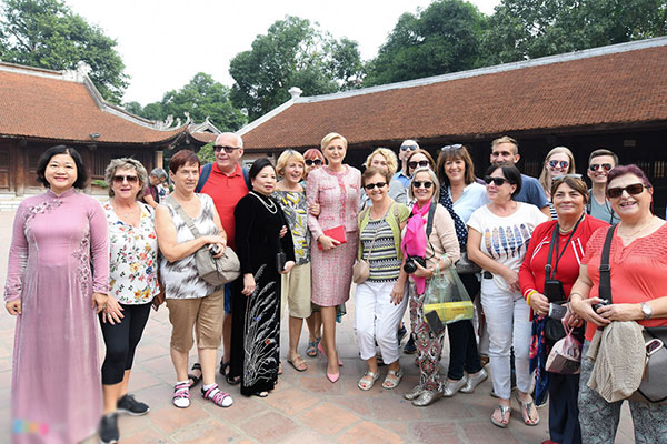 Phu nhân tổng thống Ba Lan đội nón quai thao, đánh trống tại Văn Miếu