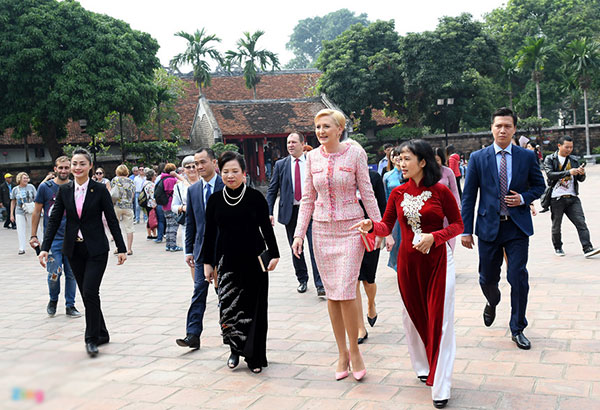 Phu nhân tổng thống Ba Lan đội nón quai thao, đánh trống tại Văn Miếu
