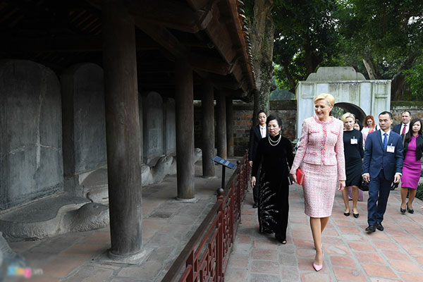 Phu nhân tổng thống Ba Lan đội nón quai thao, đánh trống tại Văn Miếu