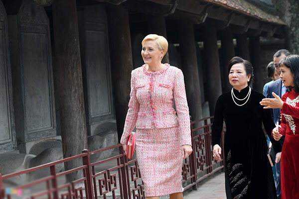 Phu nhân tổng thống Ba Lan đội nón quai thao, đánh trống tại Văn Miếu