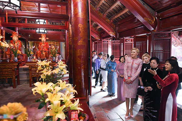 Phu nhân tổng thống Ba Lan đội nón quai thao, đánh trống tại Văn Miếu