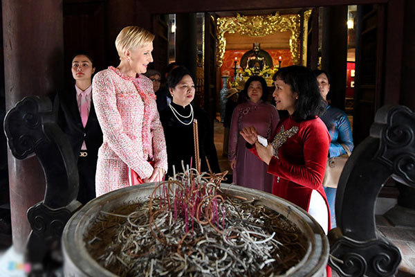 Phu nhân tổng thống Ba Lan đội nón quai thao, đánh trống tại Văn Miếu