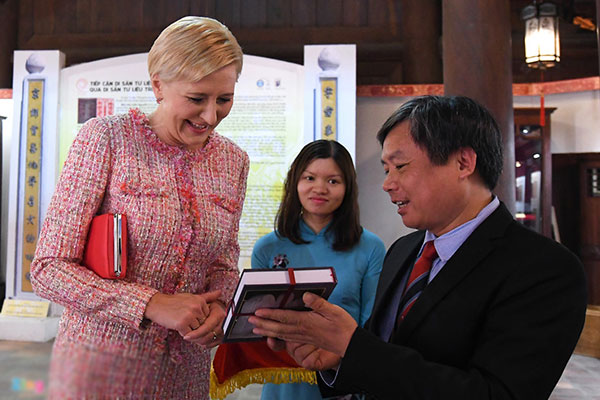 Phu nhân tổng thống Ba Lan đội nón quai thao, đánh trống tại Văn Miếu