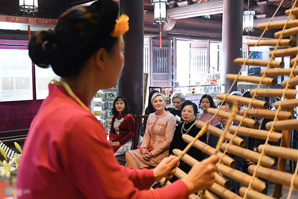 Phu nhân tổng thống Ba Lan đội nón quai thao, đánh trống tại Văn Miếu