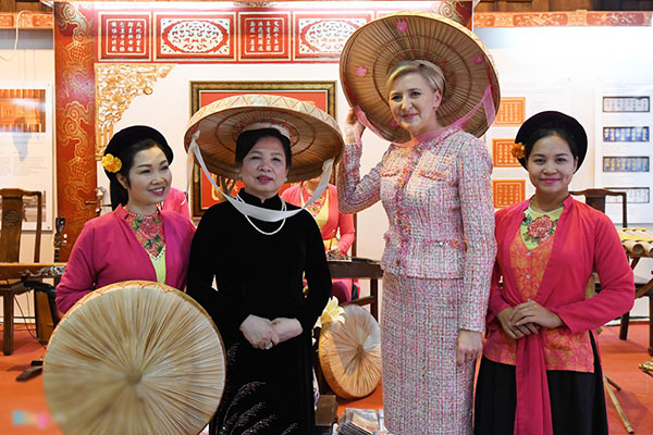 Phu nhân tổng thống Ba Lan đội nón quai thao, đánh trống tại Văn Miếu