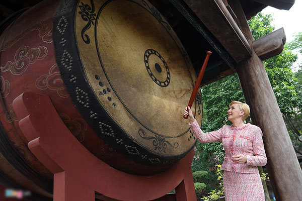 Phu nhân tổng thống Ba Lan đội nón quai thao, đánh trống tại Văn Miếu
