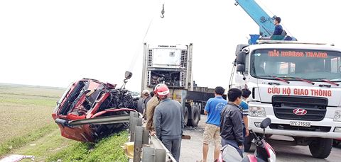 Tai nạn liên hoàn 5 ô tô nát bét, tài xế may mắn thoát chết