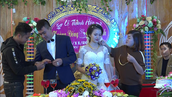 Cặp đôi được tặng nhiều vàng trong ngày cưới đến nỗi đủ mở cả tiệm trang sức