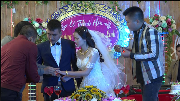 Cặp đôi được tặng nhiều vàng trong ngày cưới đến nỗi đủ mở cả tiệm trang sức