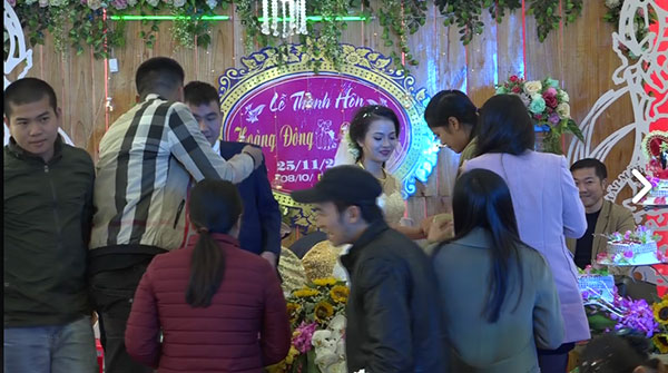 Cặp đôi được tặng nhiều vàng trong ngày cưới đến nỗi đủ mở cả tiệm trang sức