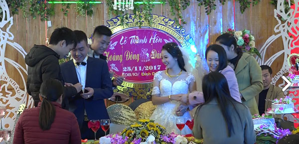 Cặp đôi được tặng nhiều vàng trong ngày cưới đến nỗi đủ mở cả tiệm trang sức