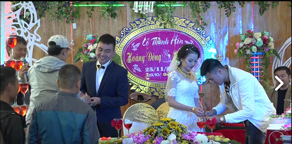 Cặp đôi được tặng nhiều vàng trong ngày cưới đến nỗi đủ mở cả tiệm trang sức