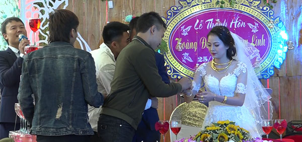 Cặp đôi được tặng nhiều vàng trong ngày cưới đến nỗi đủ mở cả tiệm trang sức