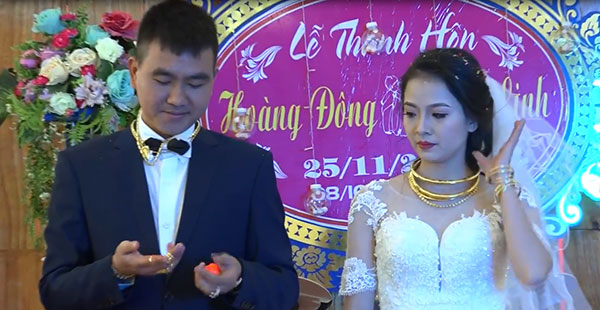 Cặp đôi được tặng nhiều vàng trong ngày cưới đến nỗi đủ mở cả tiệm trang sức